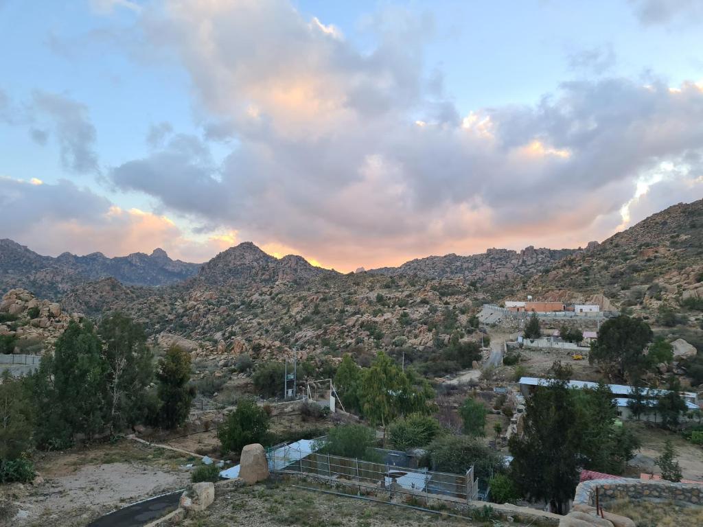 uma vista para um vale com montanhas à distância em مزرعة الكرم الحاتمي em Al Shafa