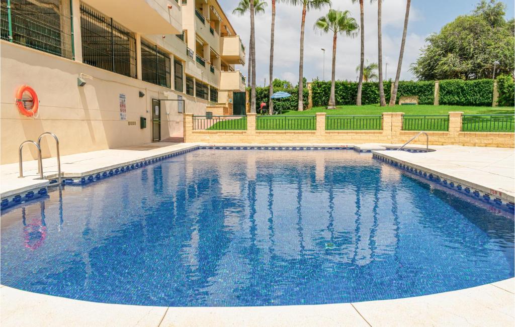 Bazén v ubytovaní Stunning Apartment In Benalmadena Costa alebo v jeho blízkosti