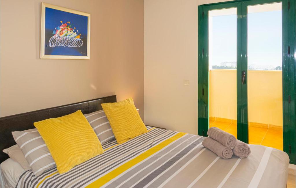 Posteľ alebo postele v izbe v ubytovaní Stunning Apartment In Benalmadena Costa