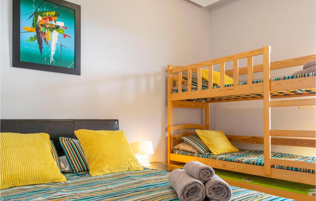 Posteľ alebo postele v izbe v ubytovaní Stunning Apartment In Benalmadena Costa