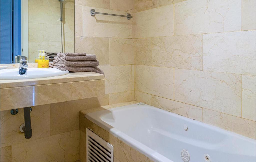 Kúpeľňa v ubytovaní Stunning Apartment In Benalmadena Costa