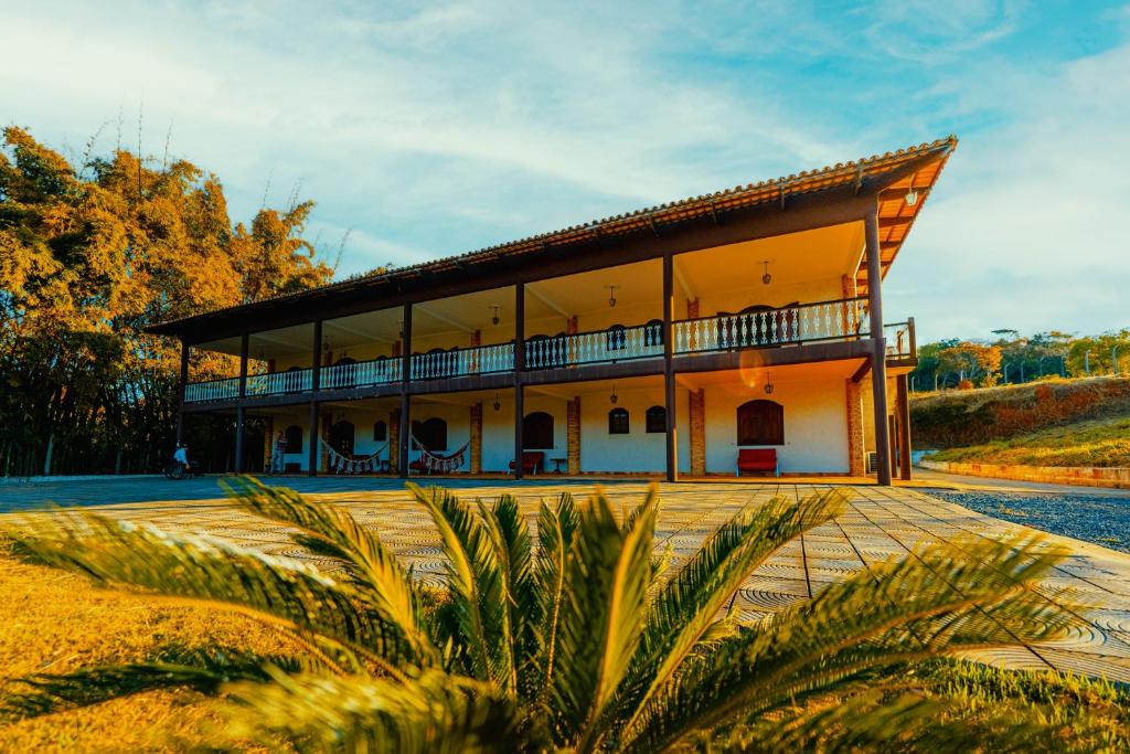 a large building with a balcony on top of it at Pousada Casarão na Serra in Vargem Bonita