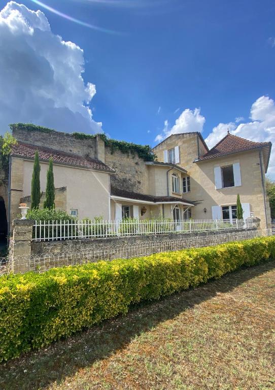 une grande maison avec une clôture devant dans l'établissement La Madeleine, nichée au cœur de Saint-Émilion, à Saint-Émilion