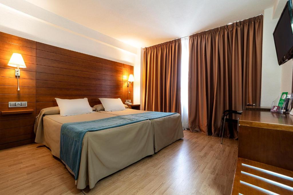 Cama o camas de una habitación en Hotel Corregidor