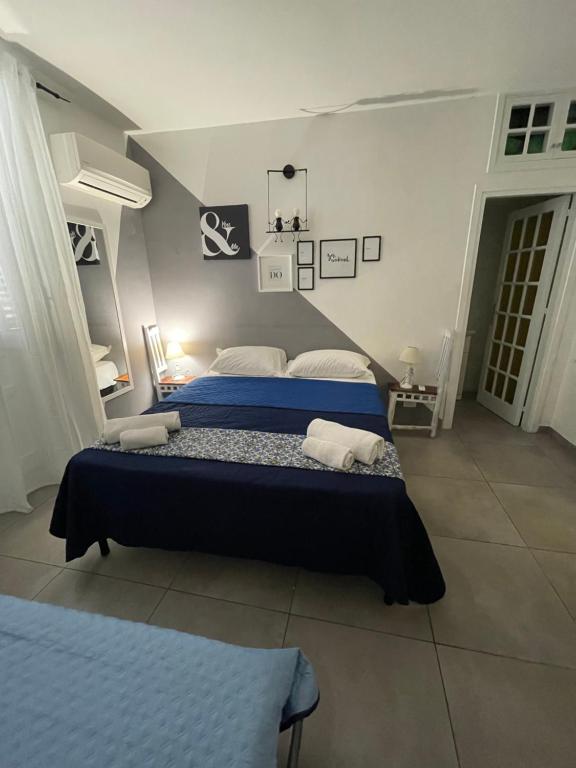 sypialnia z 2 łóżkami i niebieską pościelą w obiekcie Casa Cupani w mieście Palermo