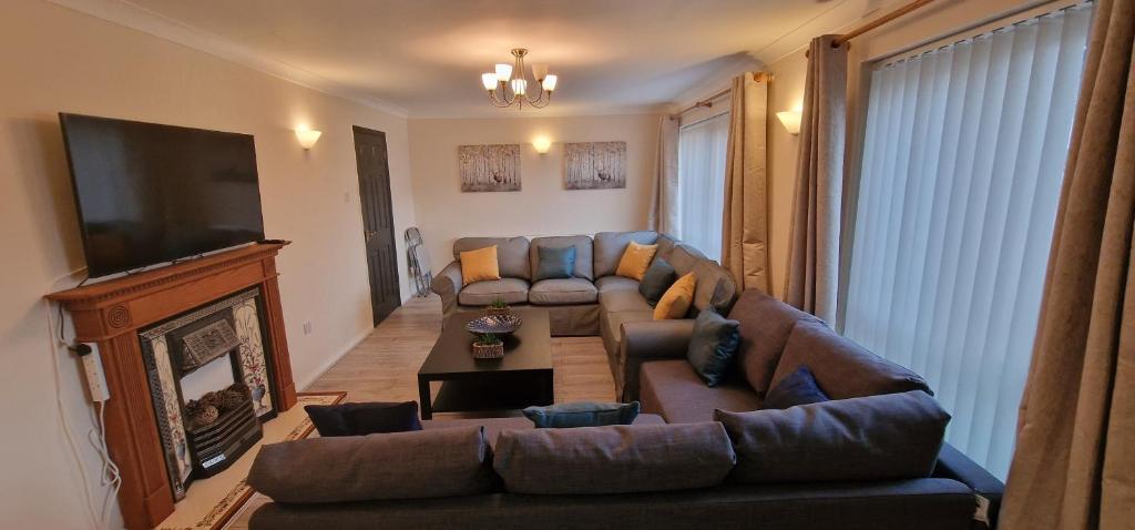a living room with a couch and a television at Shirley L, Milton, Cambridge, 4 BR House, Newly Refurbished in Milton