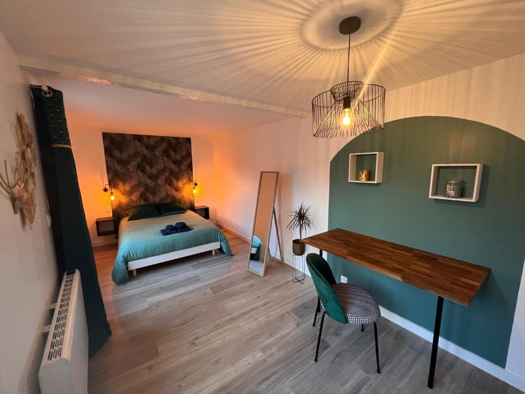 um quarto com uma cama e uma secretária num quarto em YellowHouse - Teleworking- Wifi - CosyHouseByJanna em Châtellerault