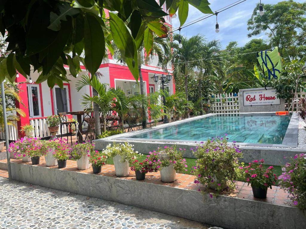Bazén v ubytování Red House Homestay - Villa nebo v jeho okolí