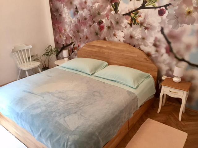 sypialnia z łóżkiem z kwiatową ścianą w obiekcie Harmony I w mieście Opatija