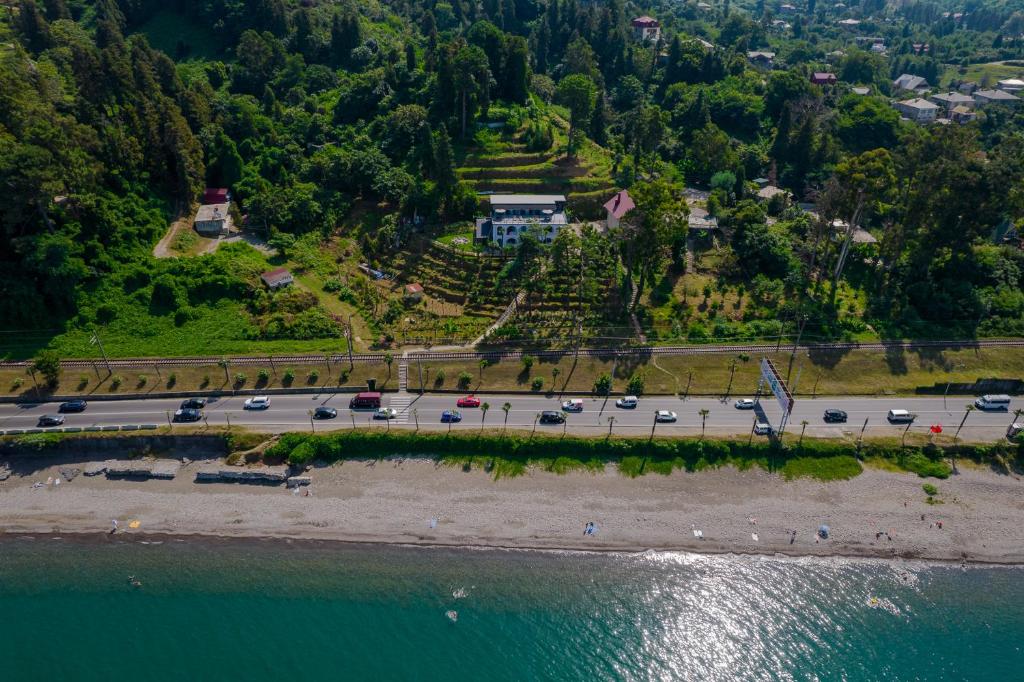 una vista aérea de una carretera junto al agua en House at the Sea en Batumi