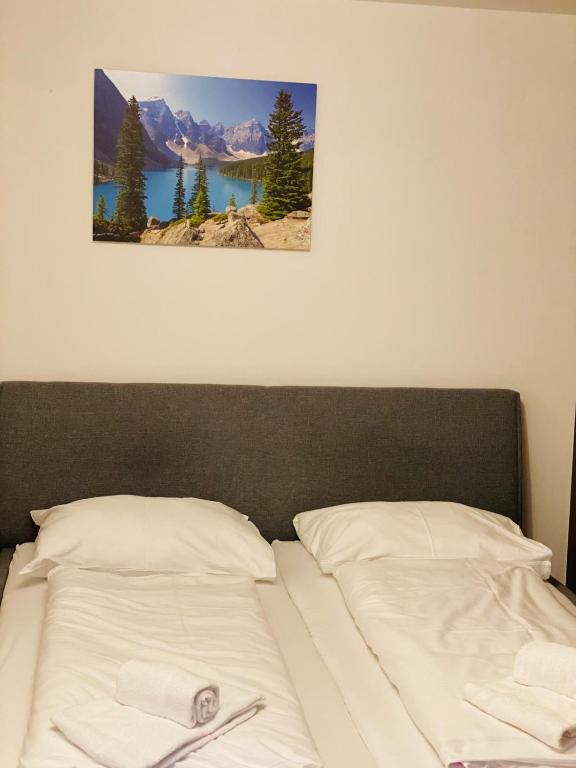 Postel nebo postele na pokoji v ubytování Studio 13 - by Four Seasons Apartments