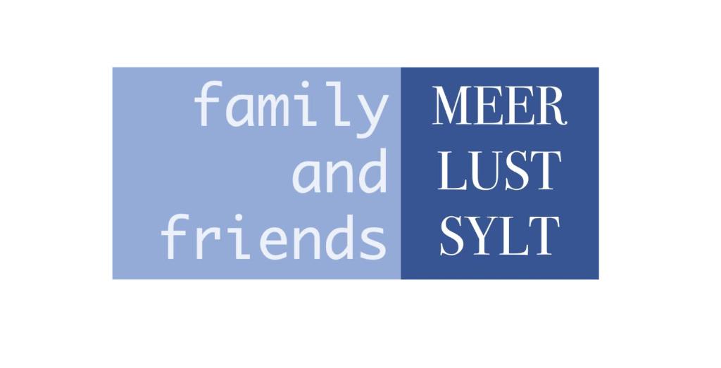 Meer-Lust-Sylt family and friends في فيسترلاند: مستطيل زرقاء مع الكلمات الأسرة وتلبية وفقط أصدقاء ضجة
