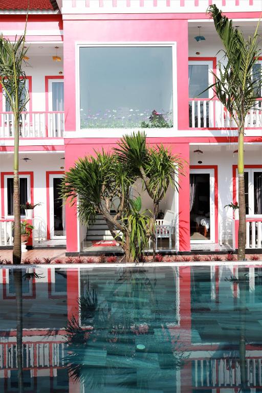 Bazén v ubytování Red House Homestay - Villa nebo v jeho okolí