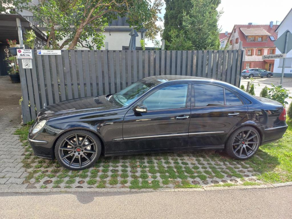 un coche negro estacionado frente a una valla en Ferienwohnung mit kleinem Garten, en Sonnenbühl