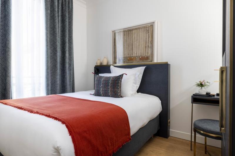 um quarto com uma cama grande e um cobertor vermelho em Brussels - City - Centre - Tours et Taxi em Bruxelas