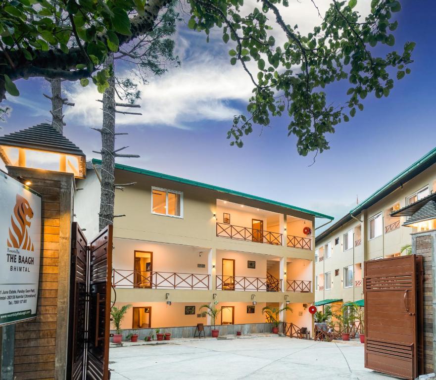 Resorts By The Baagh, Bhimtal في بهيمتال: مبنى شقة مع شرفة جانبية