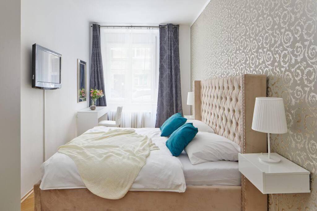 Postel nebo postele na pokoji v ubytování Gentle and cozy apartment right at the Center Prague