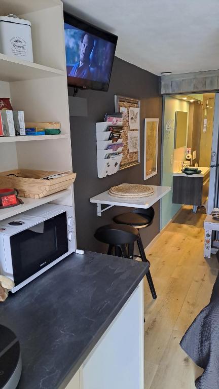 Kuchyň nebo kuchyňský kout v ubytování "En Aqualye" chambre privative chez l'habitant