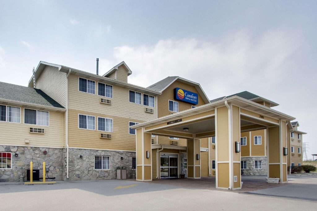 un hotel con un estacionamiento delante de él en Comfort Inn & Suites Bellevue - Omaha Offutt AFB, en Bellevue