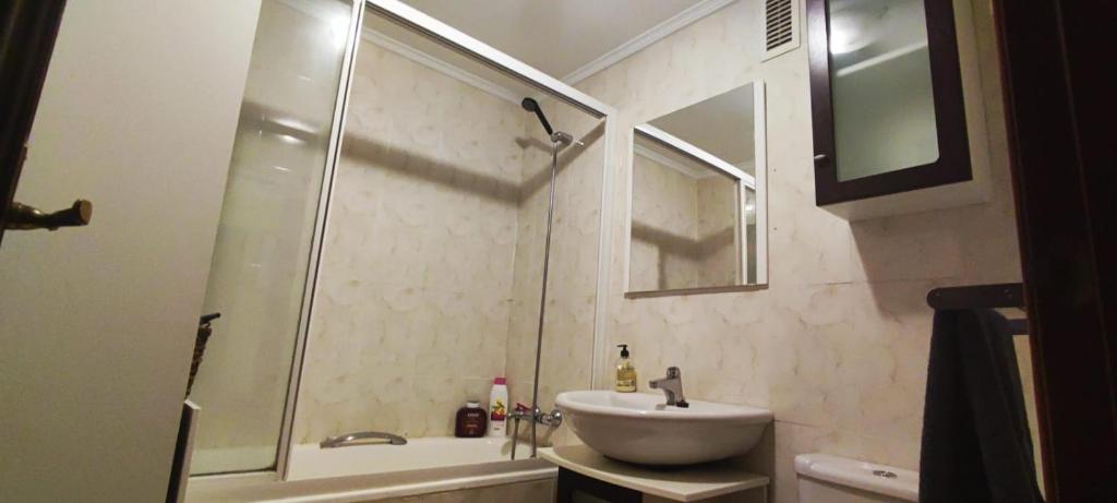 uma casa de banho com um lavatório, um chuveiro e uma banheira em NALA HOUSE, acogedor,bien comunicado,aparcamiento gratis en la calle em Bilbao
