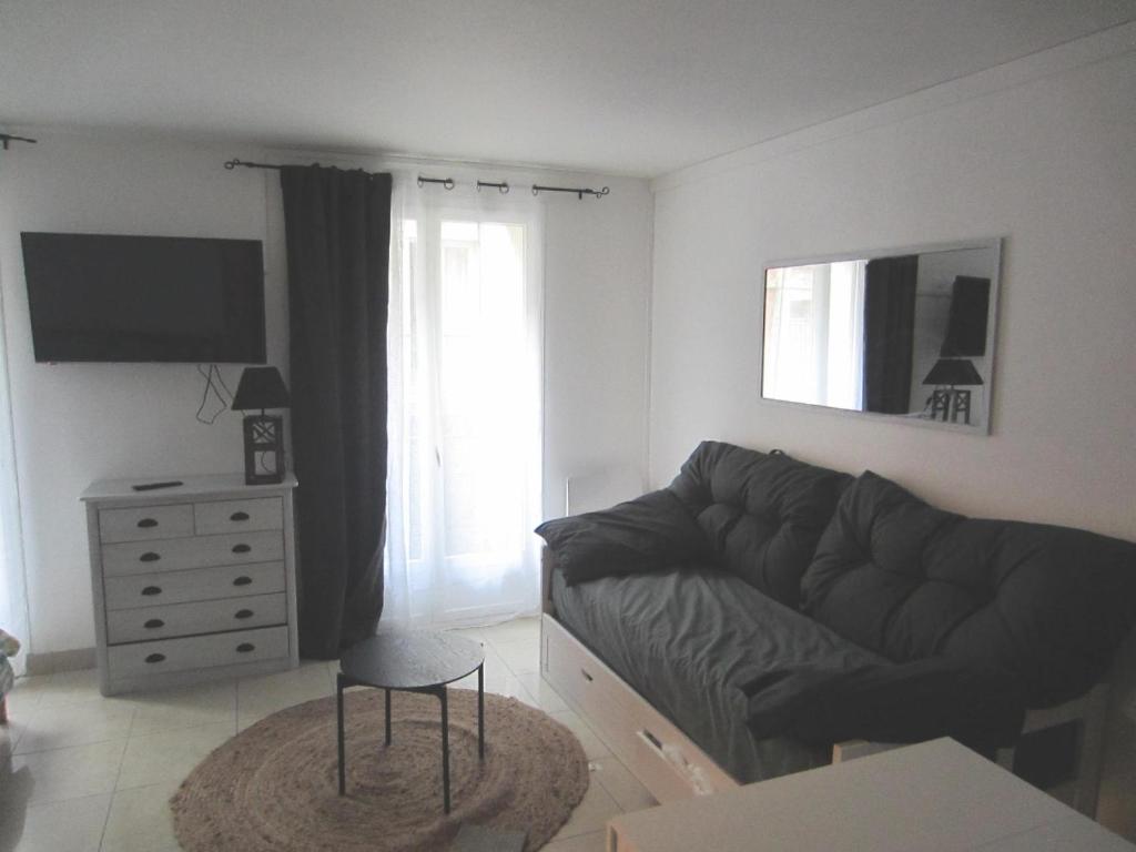 Televízia a/alebo spoločenská miestnosť v ubytovaní DIEPPE, location Studio avec terrasse à 1 rue de la plage et1 Linge de maison fourni et lit fait