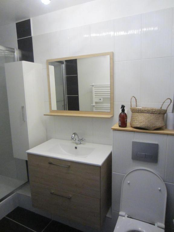 Kúpeľňa v ubytovaní DIEPPE, location Studio avec terrasse à 1 rue de la plage et1 Linge de maison fourni et lit fait