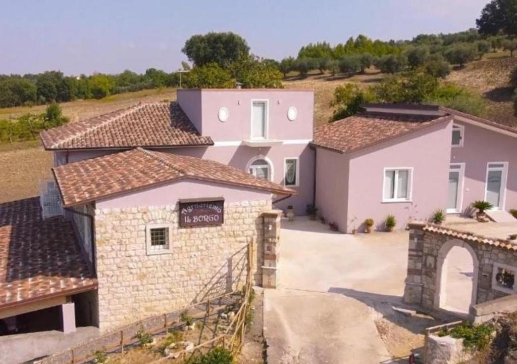 uma vista aérea de uma casa com uma entrada em Agriturismo Il Borgo em Passo di Mirabella