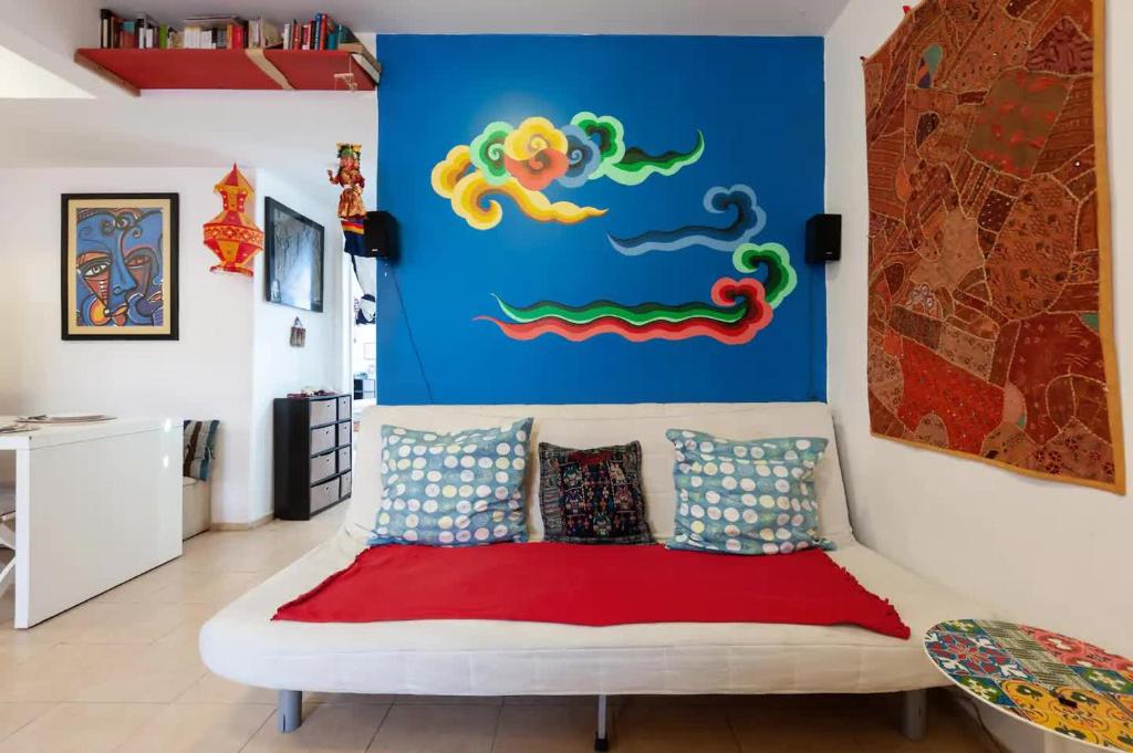 um quarto com uma cama com um quadro na parede em Cozy & Full Apt in Coyoacan Great for Long Stays em Cidade do México