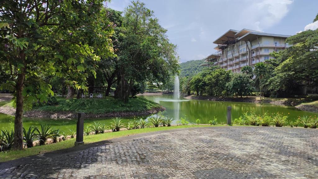 Pico de Loro – Stylish Condo by HabiSpace at Jacana A