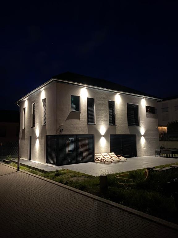 a large white building with lights on it at night at Luxus Villa Hannover Messe in Hannover