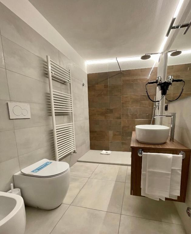 łazienka z toaletą i umywalką w obiekcie Hotel Edelweiss 3 Stelle SUPERIOR w mieście Breuil-Cervinia