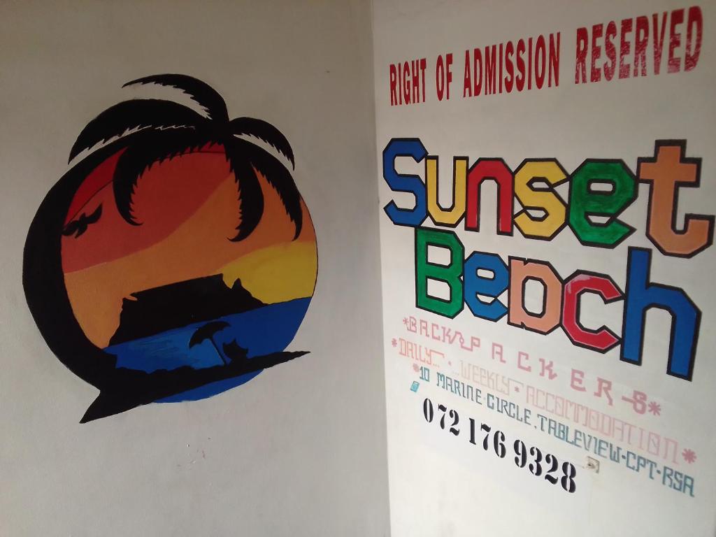 un par de afiches para la puesta de sol en la playa en Sunset beach backpackers, en Bloubergstrand