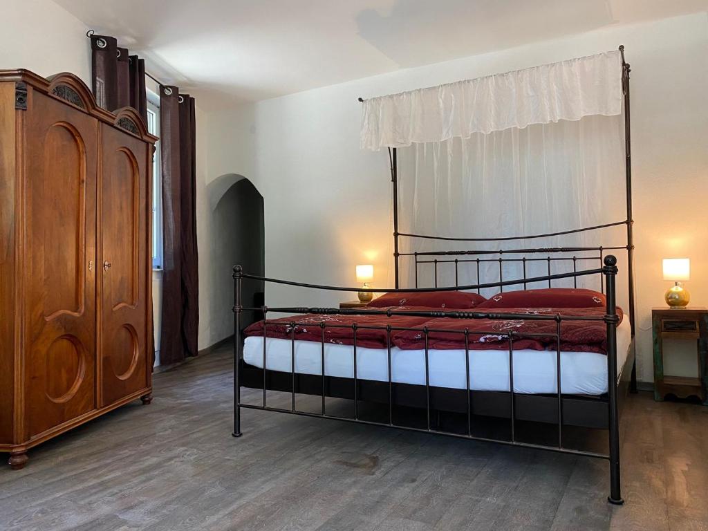 1 dormitorio con 1 cama y vestidor en Perschlingtalhof, en Auern