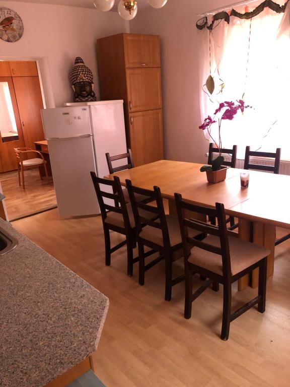 cocina con mesa, sillas y nevera en Potůčky 67, en Potŭčky