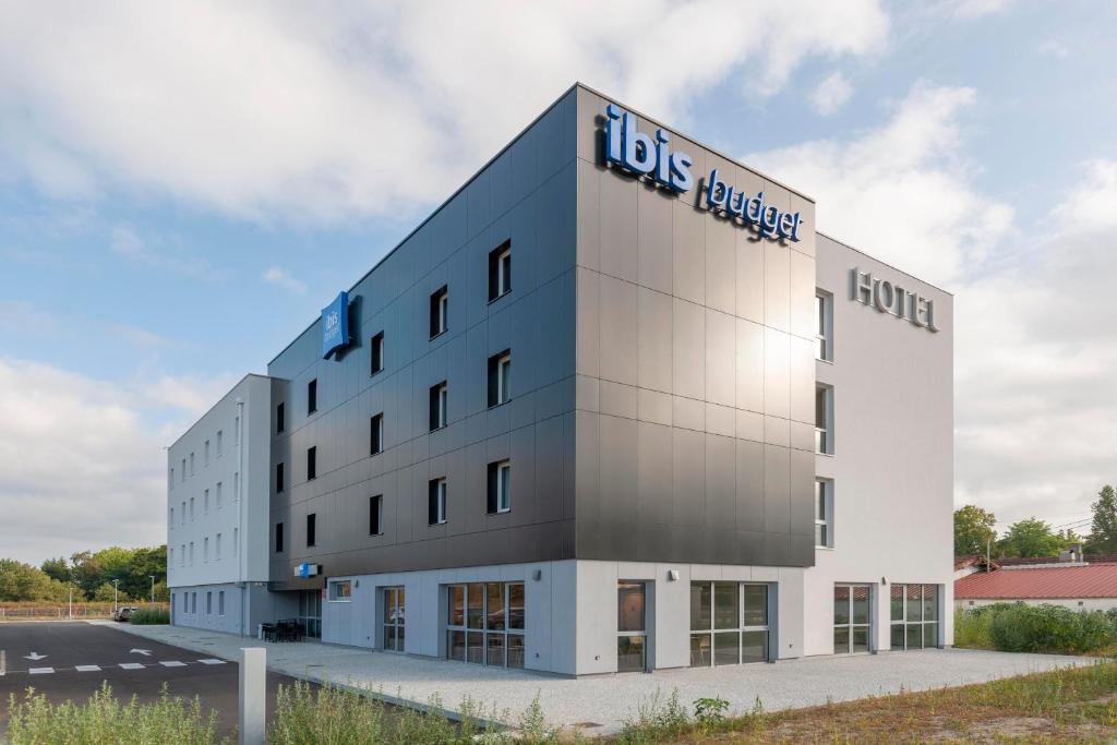 a building with the words jobs justice on it at Ibis Budget Mont De Marsan in Mont-de-Marsan