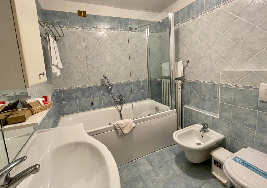 Łazienka w obiekcie Hotel Edelweiss 3 Stelle SUPERIOR