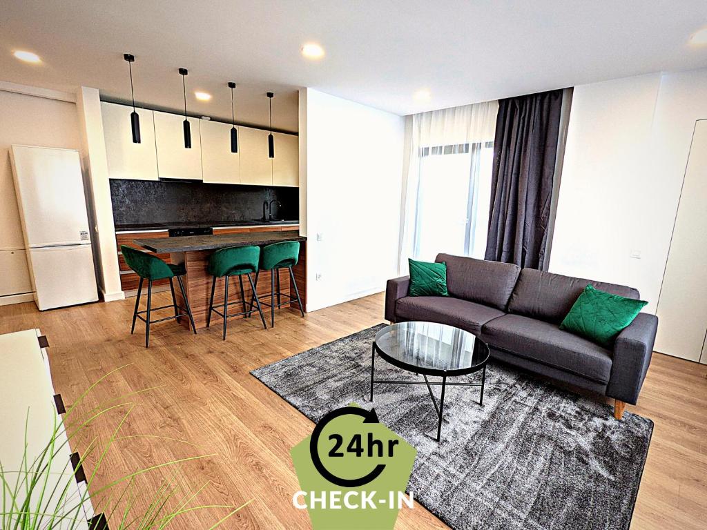 sala de estar con sofá y mesa en Ira Premium Apartment Cluj, en Cluj-Napoca