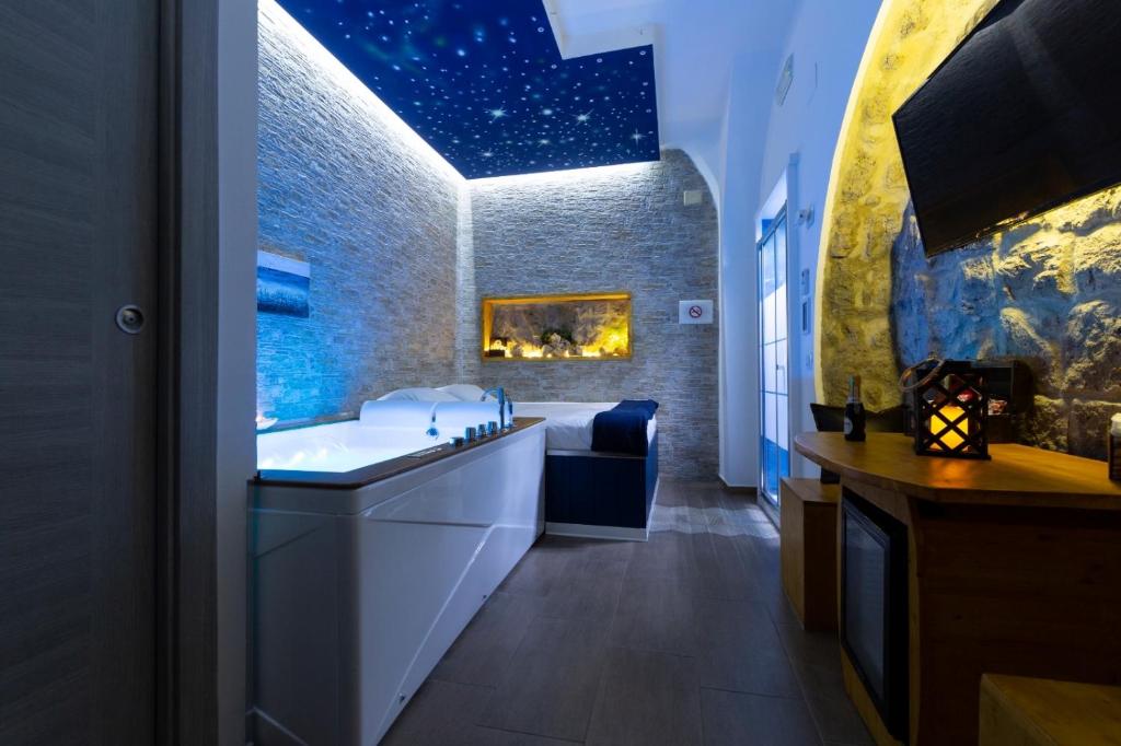Telewizja i/lub zestaw kina domowego w obiekcie Stabiae Luxury Rooms
