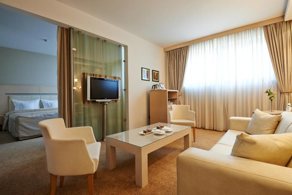 TV i/ili multimedijalni sistem u objektu IN Hotel Beograd