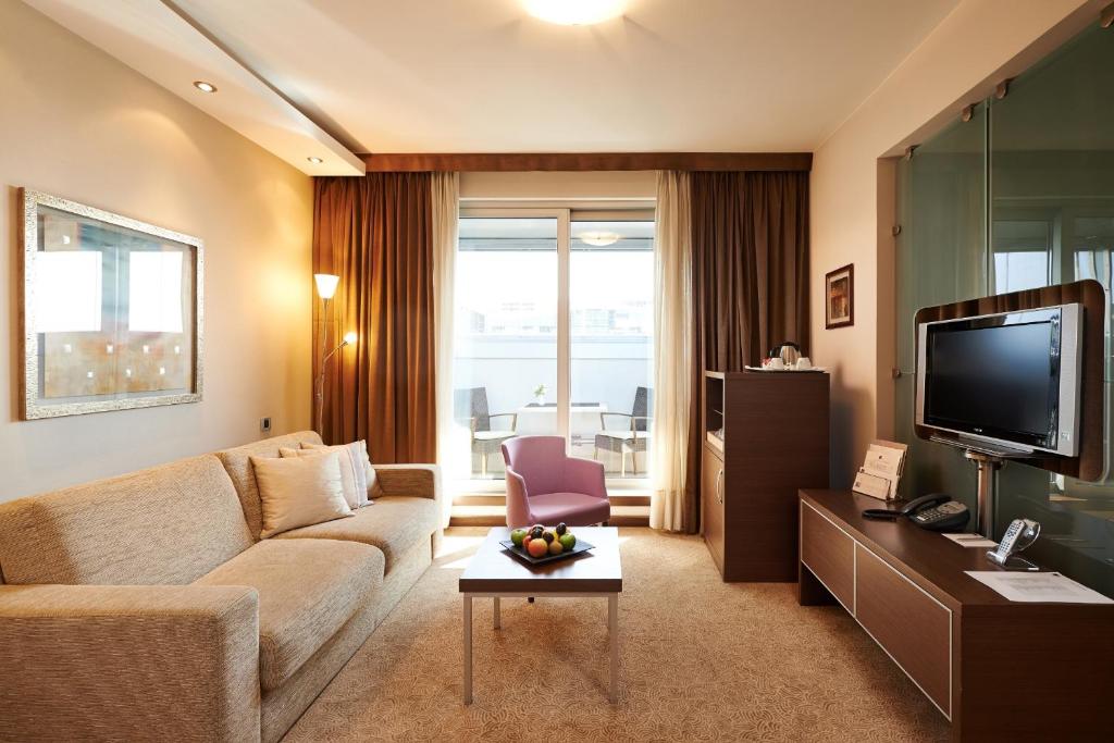 TV i/ili multimedijalni sistem u objektu IN Hotel Beograd