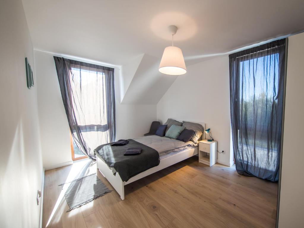 Postel nebo postele na pokoji v ubytování Dom na wzgórzu z widokiem na morze - Etezje Apartamenty