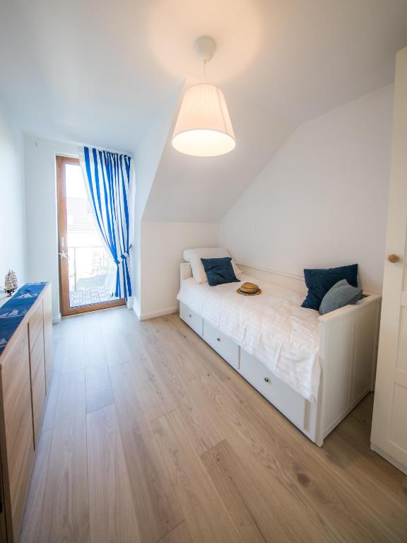 Postel nebo postele na pokoji v ubytování Dom na wzgórzu z widokiem na morze - Etezje Apartamenty