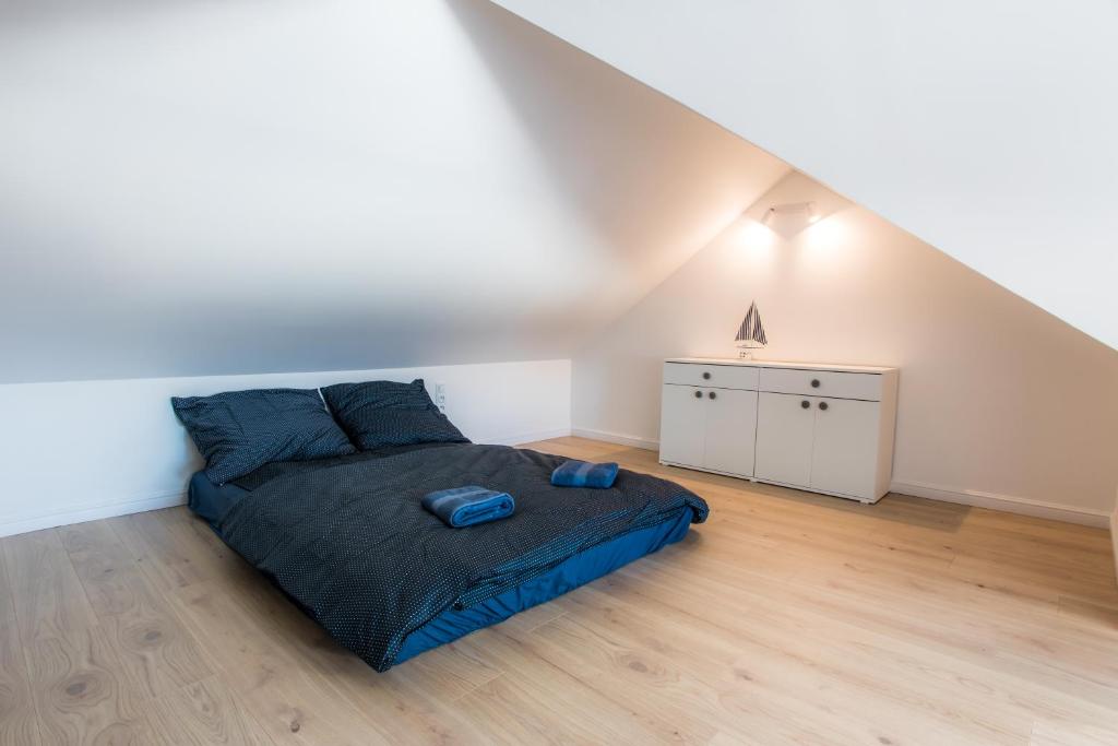 Postel nebo postele na pokoji v ubytování Dom na wzgórzu z widokiem na morze - Etezje Apartamenty