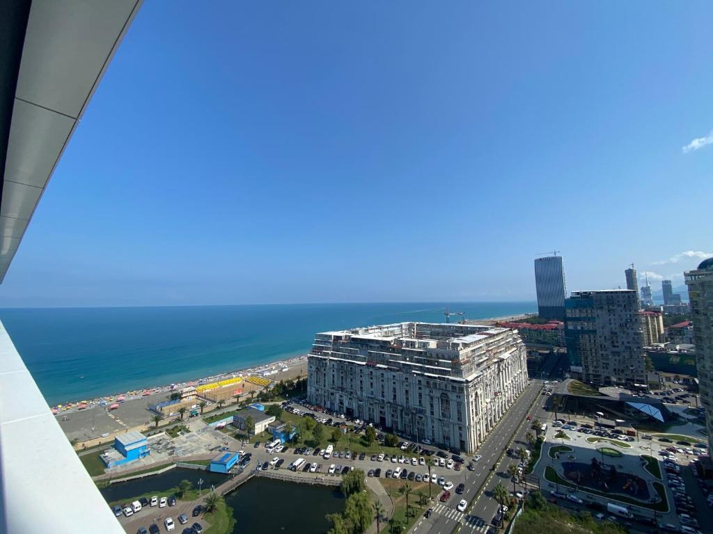 een luchtzicht op een gebouw en de oceaan bij Batumi Continental apartments in Batoemi