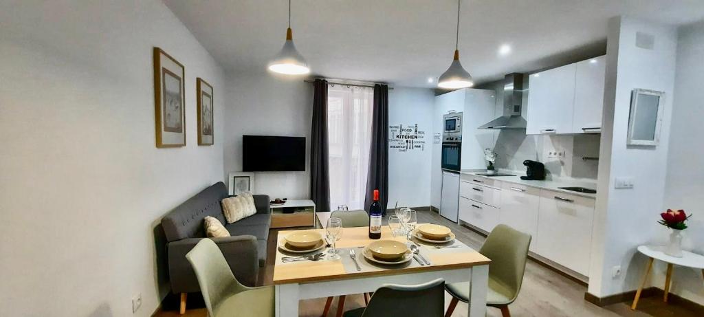 a living room with a dining table and a kitchen at Apartamento Comarca de Haro in Haro