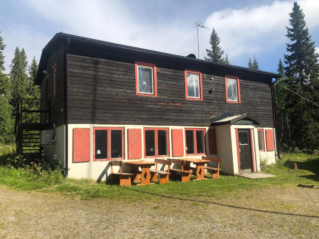 una casa con una mesa de picnic delante de ella en Fjällgården Grövelsjön Gamla Scoutgården, en Grövelsjön