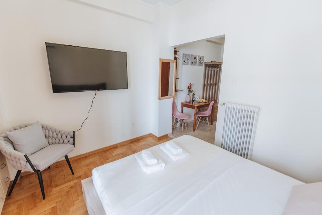 Televízia a/alebo spoločenská miestnosť v ubytovaní Shiny Filis For 2 VIPGreece