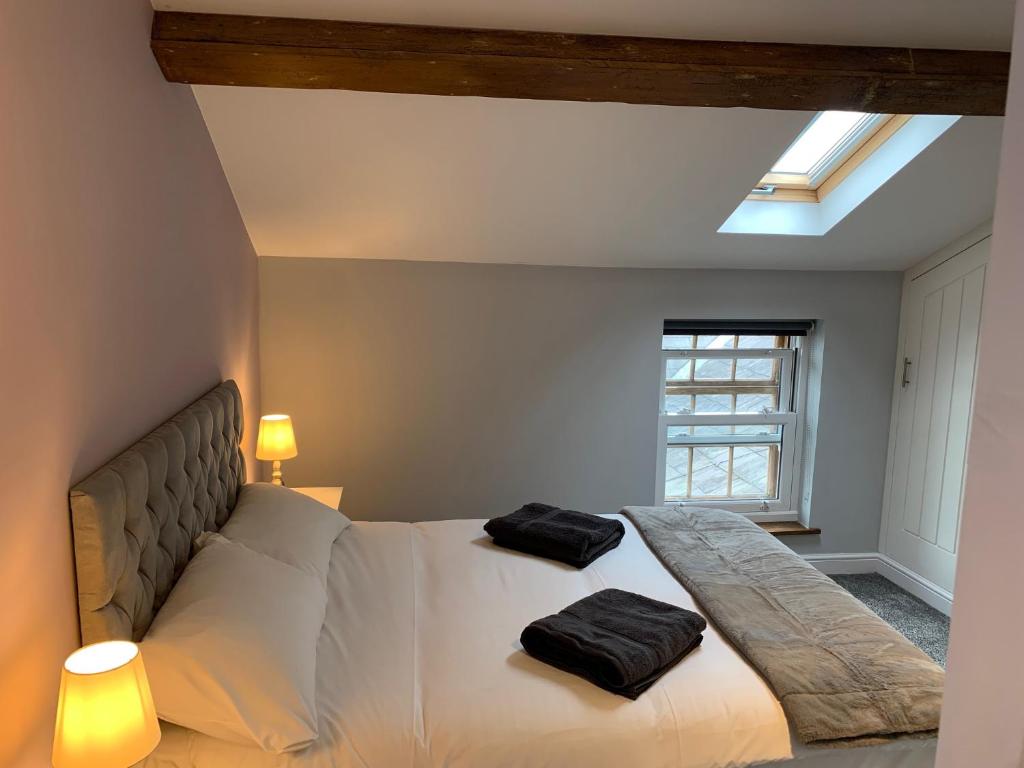 מיטה או מיטות בחדר ב-Cosy 2 Bed Apartment in central Kirkby Lonsdale