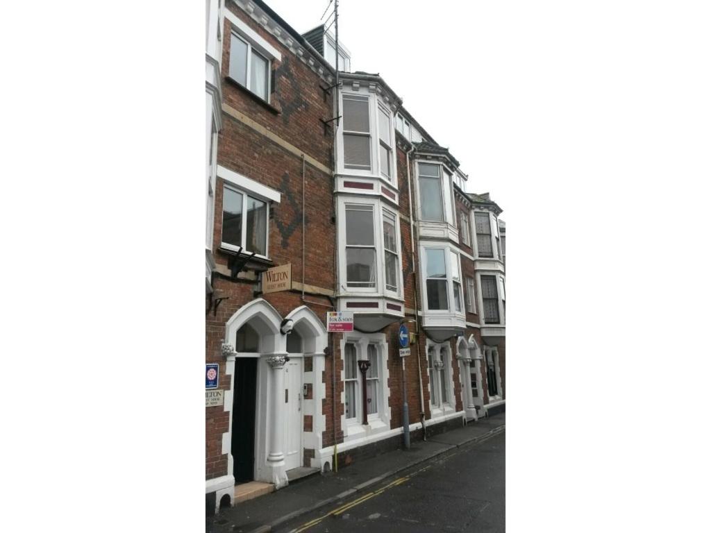 uma vista para a rua de uma rua vazia com edifícios em Upwey em Weymouth