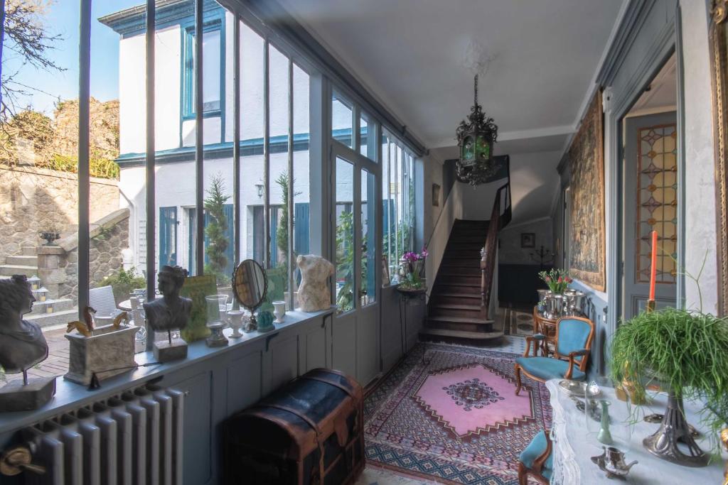 una camera con finestre e una scala con un tappeto rosa di Le Jardin Secret & Spa a Saint-Brieuc